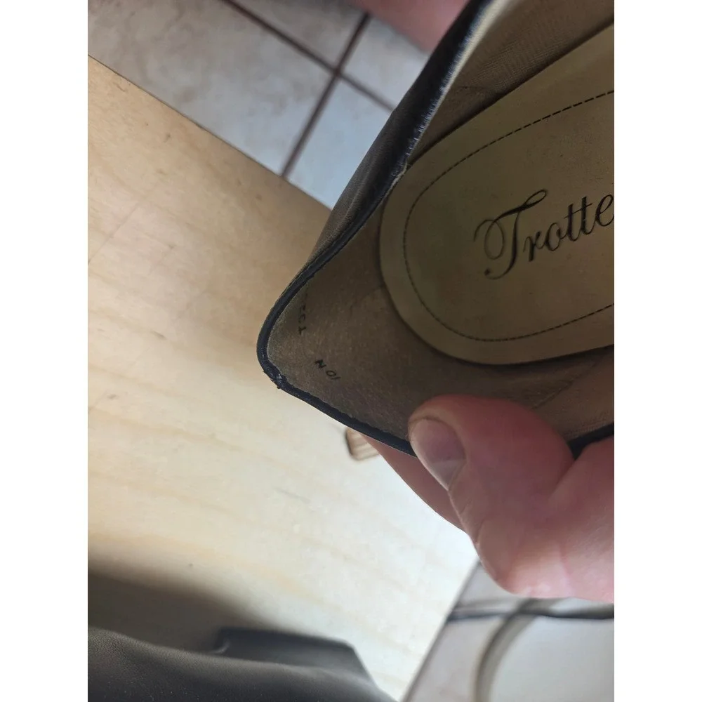 Trotters‎  Black Leather Low Wedge Heel Pumps Almond Toe Size 10 N
